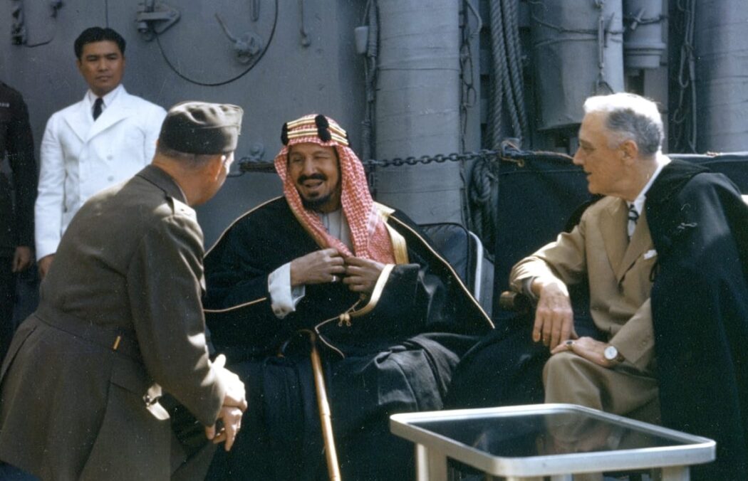 الرئيس الأميركي روزفلت والملك السعودي عبد العزيز 1945م