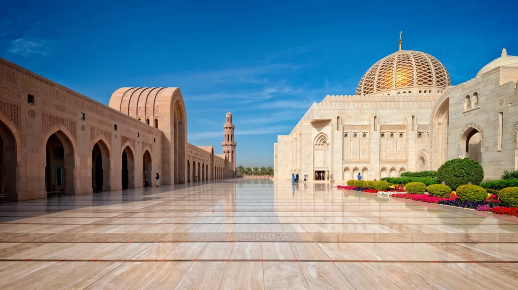 يقع مسجد السلطان قابوس الأكبر في ولاية بوشر، احتل المسجد مساحة ضخمة وهائلة؛ حيث بني على مساحة 416 ألف متر مربع، واتسع إلى 6500 مصل