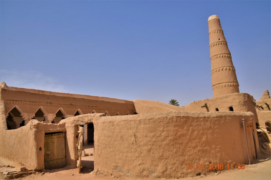 باب المسجد القبلي الكائن بمنفوحة جاءت زخرفته بأشكال هندسية "معينة"